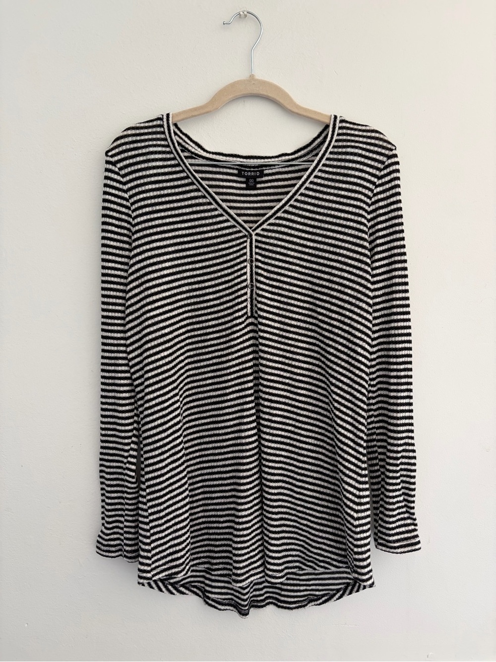 Torrid Top Womens Med/Large 10 Black White Waffle Knit Henley Snap Casual